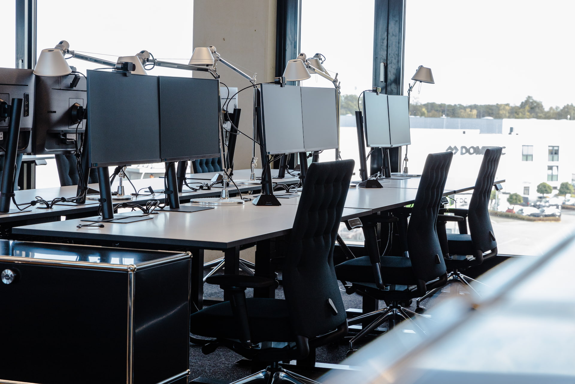 Espacio de trabajo moderno con múltiples pantallas digitales